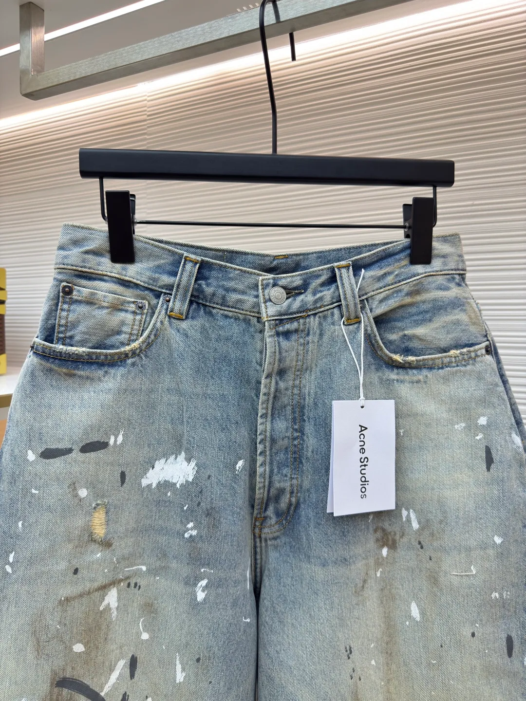 Acne Studios splash-ink loose wide-leg jeans ●Authentic product: Purchased and developed by 3704 ●Item number: 1680337-A85 ●Material: denim fabric ●Technology: frayed production ●Version: Loose fit ●Weight: about 790 grams ●Size: 42-44-46-48-50-52 ●Description: Made of long-staple cotton + 2% elastic fiber blend to ensure stiffness and moderate extensibility, suitable for loose tailoring. The fabric is first pre-shrunk to prevent deformation, and then washed with cellulase to soften the fibers to improve skin-friendliness while retaining the unique rough texture of twill.  Cellulase is used to bio-polish cotton fibers to break down surface hairiness, making the fabric feel super soft and waxy while retaining the natural breathability of cotton. Compared with traditional stone washing, this process is more environmentally friendly and reduces physical damage to fibers. The overall wiring is straight and delicate, the fabric is comfortable and soft, and the color is consistent without color difference. It can be matched with the same style to create a fashionable look and control various occasions. Customized accessories, complete with three standards, same style for men and women!